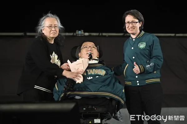 ▲▼111民進黨凱道「護國之夜」造勢晚會，不分區立委候選人陳俊翰致詞，蕭美琴上台獻花  。（圖／記者李毓康攝）