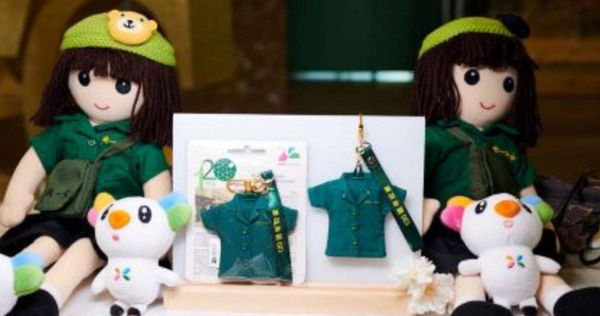北一女制服造型的「小綠綠悠遊卡」，外型深受民眾喜愛，不過嗶卡發出的真實歌聲，卻讓網友笑說「被嚇到」。（圖∕悠遊卡公司）