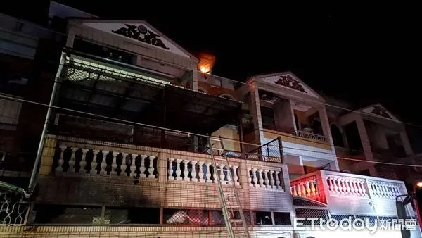 ▲台南永康區12日凌晨傳火警！屋主嗆傷送醫，因僅有1、3樓起火，防人員搶救時疑聞到汽油味，懷疑有縱火之嫌。（圖／記者林東良翻攝，下同）