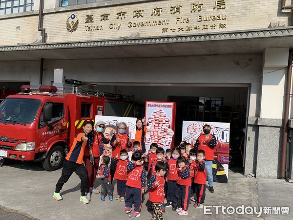 ▲台南市消防局發起「向城市英雄說出心裡話」活動，短短4天內第7大隊及中正分隊所轄幼兒園大小朋友及觀光遊客等，就將整個活動看板寫上滿滿的祝福，消防員看了心中滿滿的感動。（圖／記者林東良翻攝，下同）