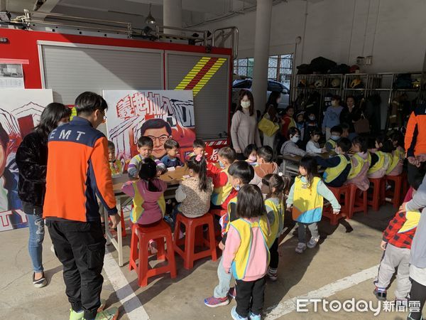 ▲台南市消防局發起「向城市英雄說出心裡話」活動，短短4天內第7大隊及中正分隊所轄幼兒園大小朋友及觀光遊客等，就將整個活動看板寫上滿滿的祝福，消防員看了心中滿滿的感動。（圖／記者林東良翻攝，下同）