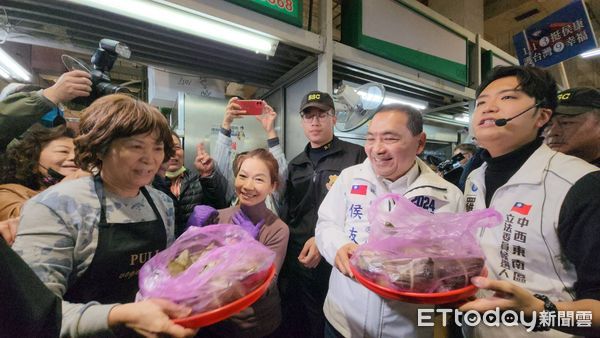 ▲總統候選人侯友宜12日赴台中掃街拜票。（圖／記者游瓊華攝，下同）