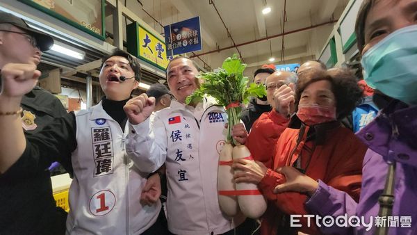 ▲總統候選人侯友宜12日赴台中掃街拜票。（圖／記者游瓊華攝，下同）