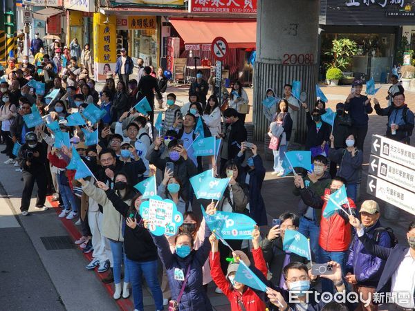 ▲▼民眾黨總統候選人柯文哲至台北市士林、北投區掃街，支持者熱情歡呼。（圖／記者陳家祥攝）