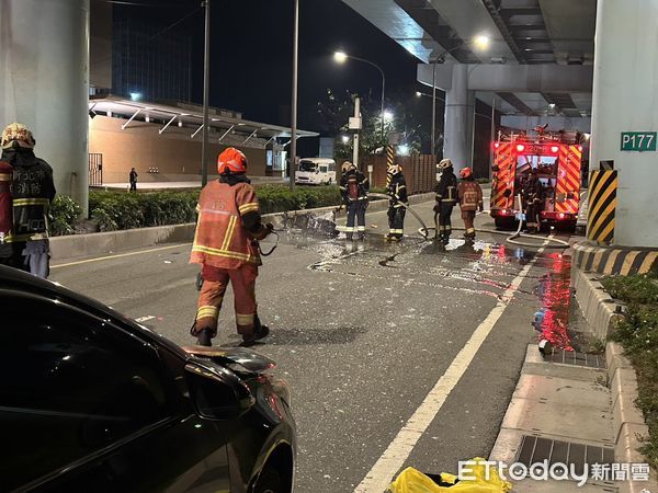 ▲警消抵達，將受困車底的男子救出。。（圖／記者陸運陞翻攝）