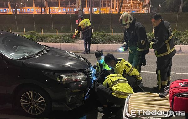 ▲警消抵達，將受困車底的男子救出。。（圖／記者陸運陞翻攝）