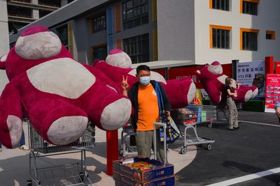 深圳Costco開幕！港人專程過關掃貨　人手一隻「熊抱哥」超受歡迎