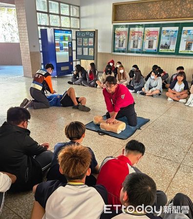 ▲南消二大隊玉井消防隊，走入校園宿舍推廣住宅用火災警報器及防災安全宣導。（圖／記者林東良翻攝，下同）