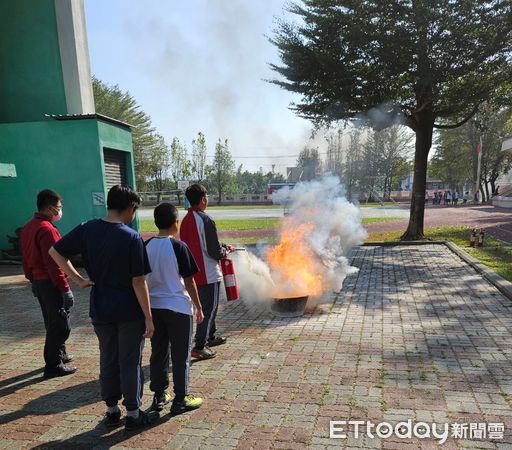 ▲南消二大隊玉井消防隊，走入校園宿舍推廣住宅用火災警報器及防災安全宣導。（圖／記者林東良翻攝，下同）