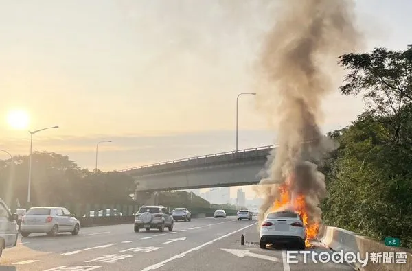 ▲國道2號機場系統路段今天清晨在東向9公里處發生火燒車事故。（圖／記者沈繼昌翻攝）