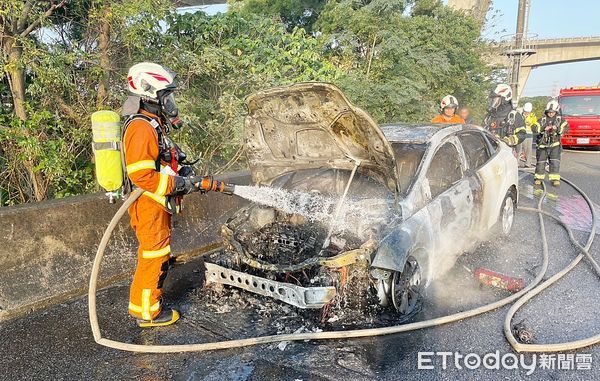 ▲國道2號機場系統路段今天清晨發生火燒車事故，消防人員在10分鐘內迅速撲滅火勢。（圖／記者沈繼昌翻攝）