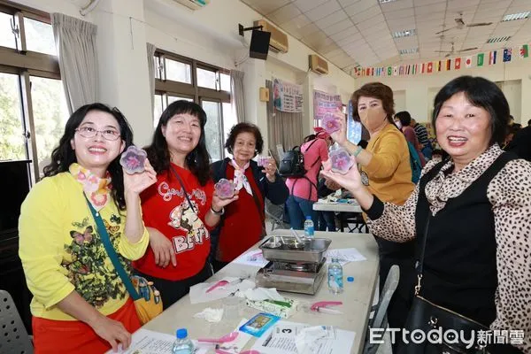 ▲南投縣新住民參加果凍花製作課程情形。（圖／資料照片，南投縣政府提供）