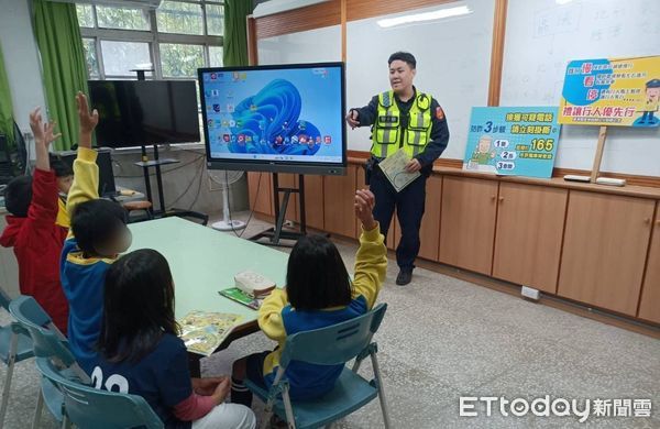 ▲關山員警期末前，前往校園防詐及反毒宣導。（圖／記者楊漢聲翻攝）