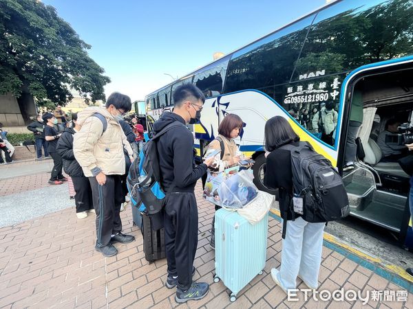 ▲▼青年民主返鄉列車今天下午啟動，全台共有超過1500人搭乘列車返鄉。（圖／記者許敏溶攝）