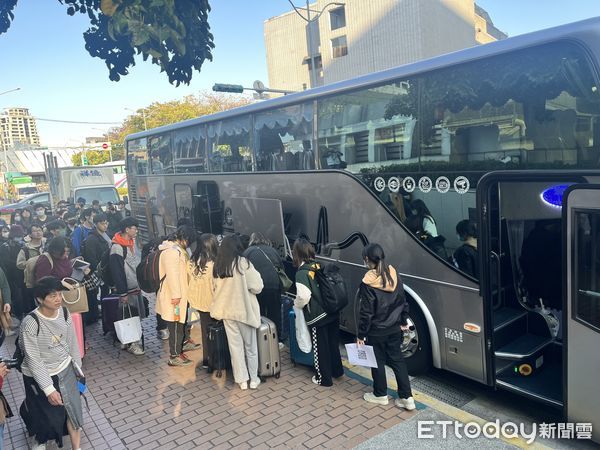 ▲▼青年民主返鄉列車今天下午啟動，全台共有超過1500人搭乘列車返鄉。（圖／記者許敏溶攝）