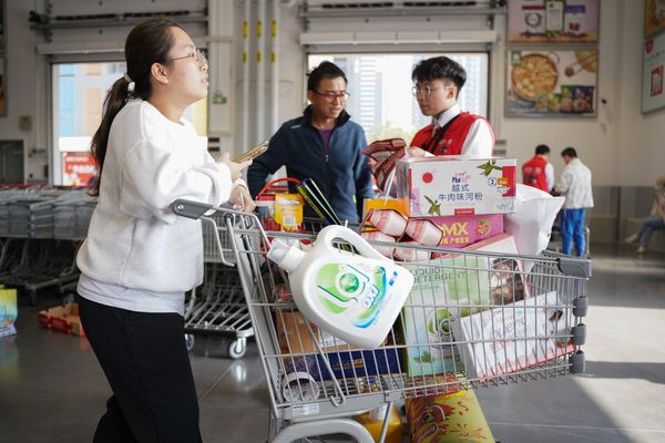 ▲深圳Costco開幕，部分港人過關嚐鮮消費。（圖／翻攝香港01）