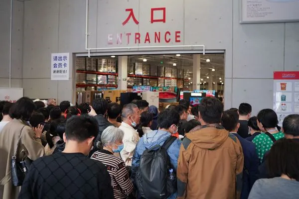 ▲深圳Costco開幕，部分港人過關嚐鮮消費。（圖／翻攝香港01）