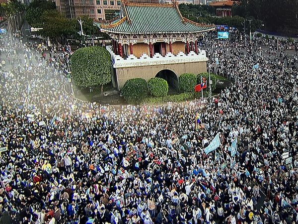 ▲▼民眾黨總統候選人柯文哲凱道選前之夜開場前人潮狀況。（圖／民眾黨總統候選人柯文哲競辦）