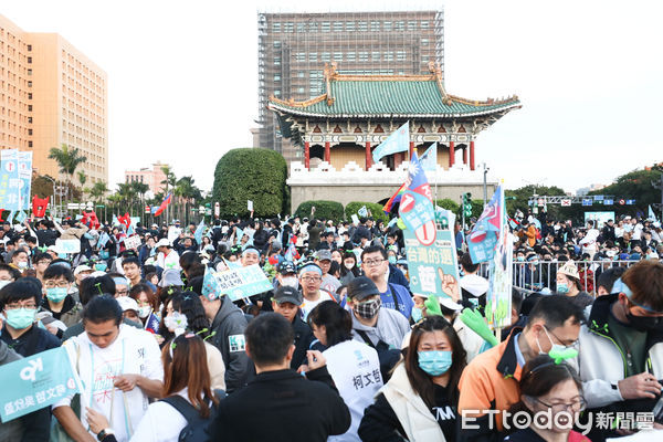 ▲民眾黨柯文哲、吳欣盈選前之夜，晚上五點前支持者已擠滿凱道。（圖／記者林敬旻攝）