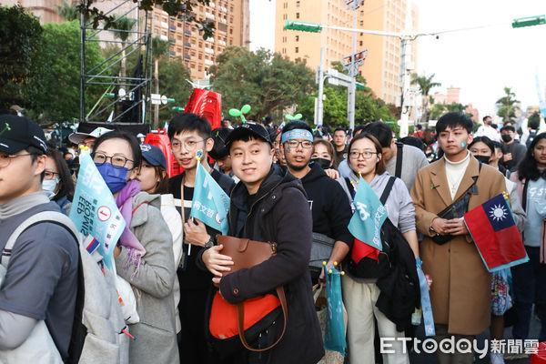 ▲民眾黨柯文哲、吳欣盈選前之夜，晚上五點前支持者已擠滿凱道。（圖／記者林敬旻攝）