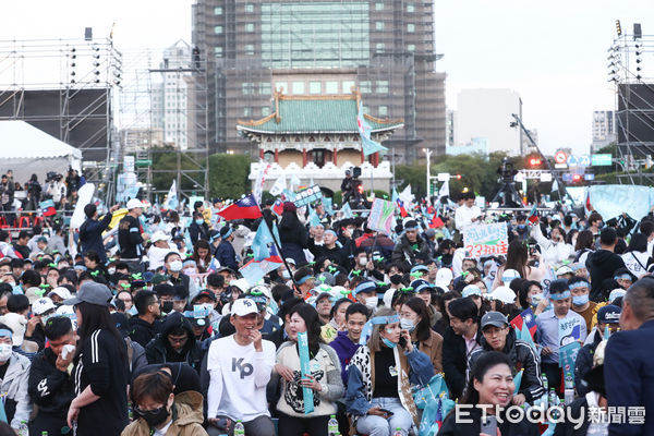 ▲民眾黨柯文哲、吳欣盈選前之夜，晚上五點前支持者已擠滿凱道。（圖／記者林敬旻攝）