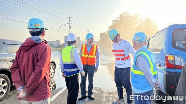 ▲台南新化區中山路穗芳橋旁2000公厘水管橋焊道漏水，台水公司李丁來總經理(左一)至現場督導搶修。（圖／記者林東良翻攝，下同）