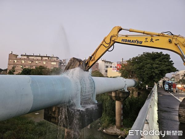 ▲台南新化區中山路穗芳橋旁2000公厘水管橋焊道漏水，台水公司李丁來總經理(左一)至現場督導搶修。（圖／記者林東良翻攝，下同）