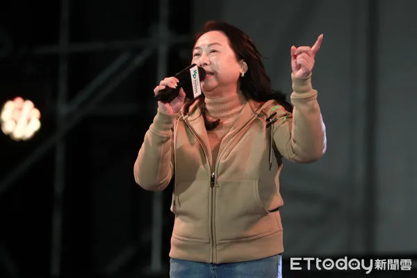 ▲民眾黨柯文哲、吳欣盈選前之夜，不分區提名人徐春鶯致詞。（圖／記者林敬旻攝）