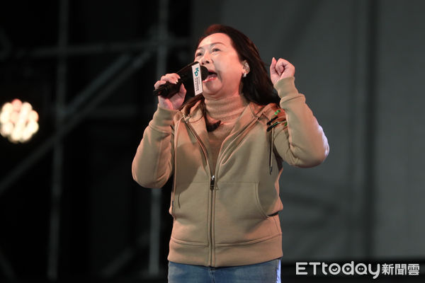 ▲民眾黨柯文哲、吳欣盈選前之夜，不分區提名人徐春鶯致詞。（圖／記者林敬旻攝）