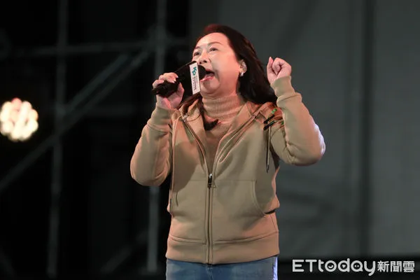 ▲民眾黨柯文哲、吳欣盈選前之夜，不分區提名人徐春鶯致詞。（圖／記者林敬旻攝）