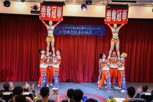 圖2：奪得13座冠軍獎盃的世新啦啦隊。（圖／世新大學提供）