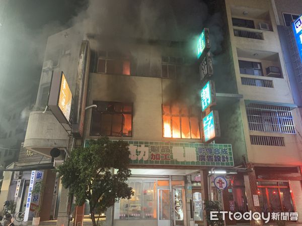 ▲台南市中西區青年路民宅，12日晚上發生火警，3樓高建物從2樓起火，火場處有濃煙、明火竄出。（圖／民眾提供，下同）