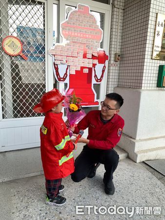 ▲台南市消防局第五大隊永康分隊舉辦消防家庭日，邀請消防、義消人員及眷屬到駐地參觀，也讓眷屬了解其另一半消防救災日常，從事消防工作的正面意義。（圖／記者林東良翻攝，下同）