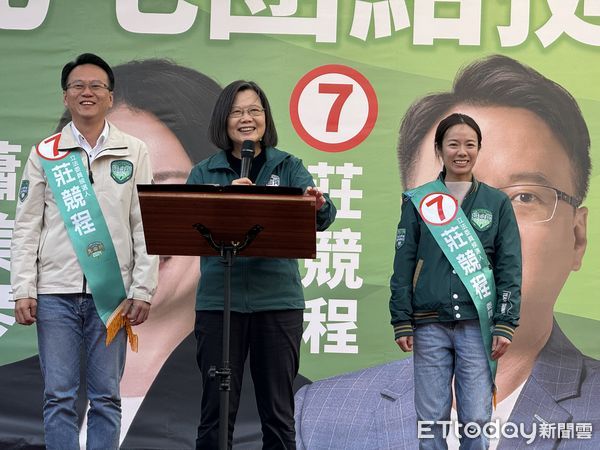 ▲蔡英文3度南下為他輔選，北台中城隍廟擠進破千人喊「國會過半」。（圖／記者游瓊華翻攝）