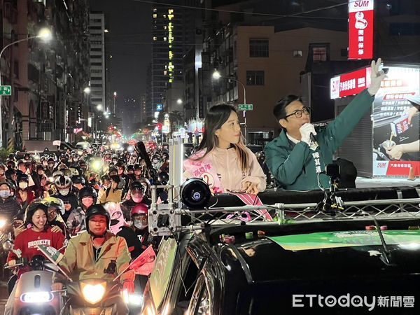 ▲陳其邁在選前之夜繼續車掃，現場宛如嘉年華             。（圖／記者吳奕靖翻攝）