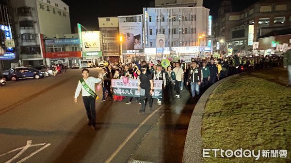 ▲選前之夜劉建國回本命區斗六市徒步拜票。（圖／記者蔡佩旻翻攝）