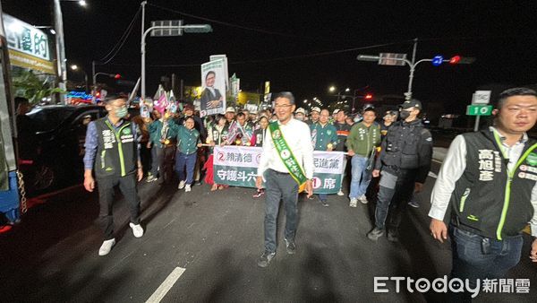 ▲選前之夜劉建國回本命區斗六市徒步拜票。（圖／記者蔡佩旻翻攝）