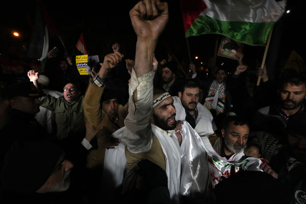 ▲▼伊朗示威者在英國駐德黑蘭大使館前高喊口號，抗議美國和英國對青年運動發動軍事攻擊。（圖／達志影像／美聯社）