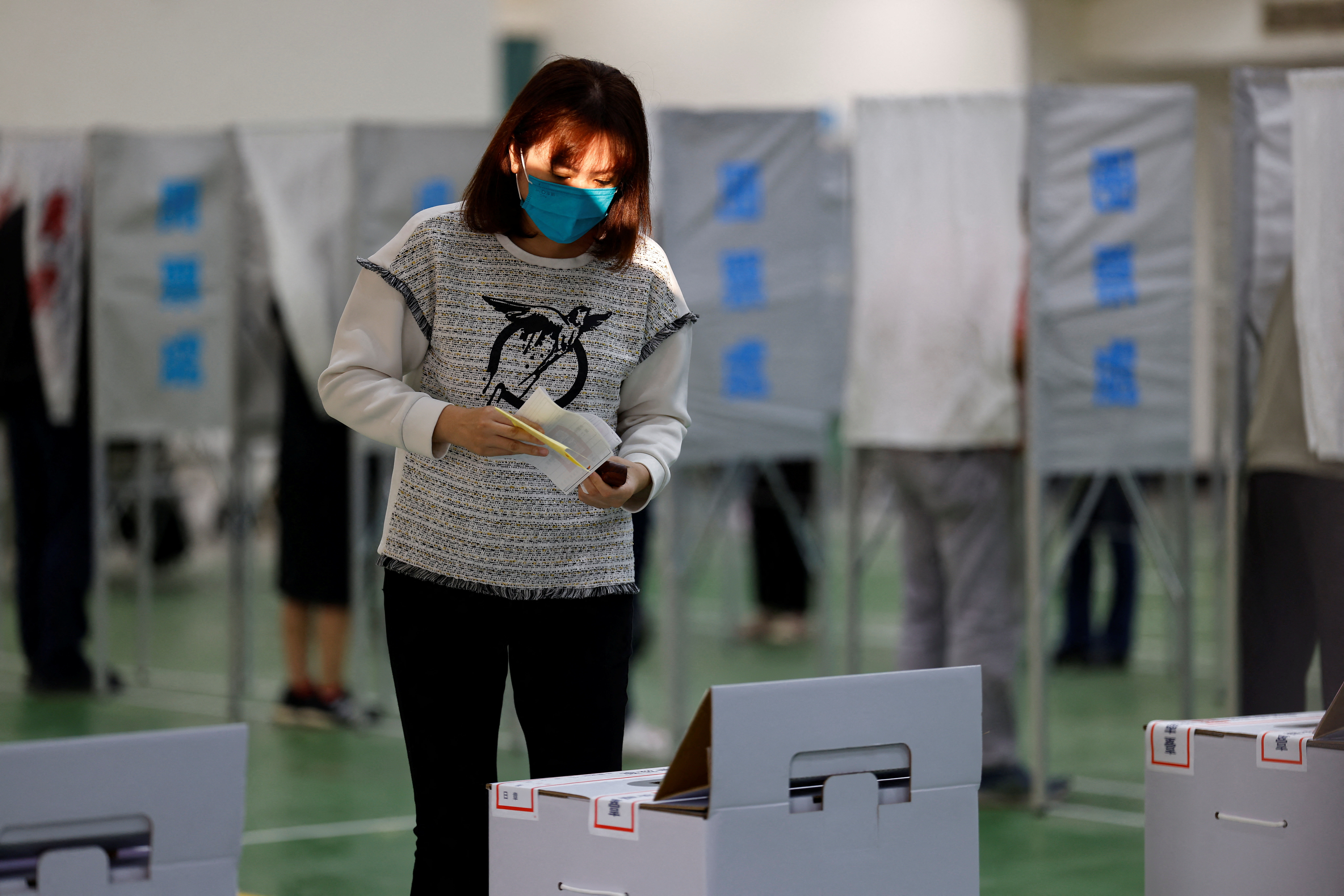 ▲▼台灣採取較為傳統的投開票方式。（圖／路透）