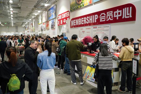 ▲深圳Costco開幕湧入大批消費者上門採買。（圖／香港01）
