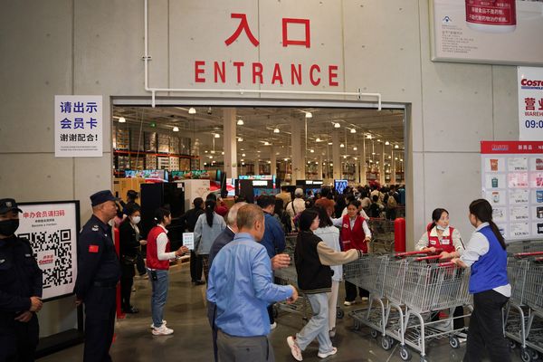 ▲深圳Costco開幕湧入大批消費者上門採買。（圖／香港01）