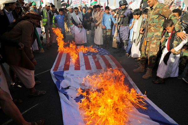 ▲▼葉門首都沙那（Sanaa）民眾上街集會，譴責美國與英國對葉門反抗軍「青年運動」（Houthi）的目標發動空襲，並燃燒以色列與美國國旗。（圖／路透）