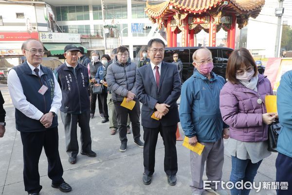 ▲台南市長黃偉哲一早即現身投票所，積極履行公民義務，他鼓勵民眾踴躍行使公民權，共同建構國家未來。（圖／記者林東良翻攝，下同）