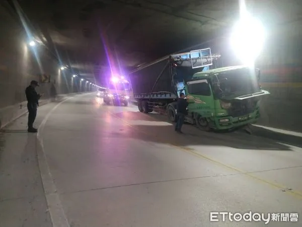 ▲男子駕砂石車衝向對向車道隧道壁後，駕駛彈飛車前倒臥車前路面，當場無心跳。（圖／民眾提供）