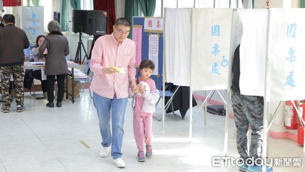 ▲謝國樑帶女兒投票體驗台灣民主。（圖／記者郭世賢翻攝）