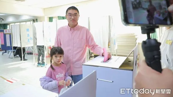 ▲謝國樑帶女兒投票體驗台灣民主。（圖／記者郭世賢翻攝）