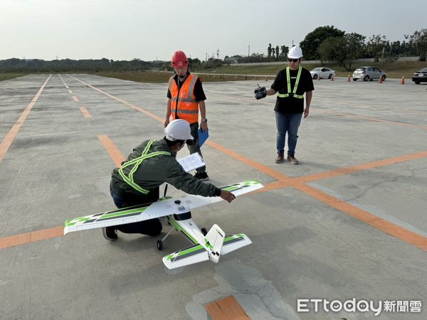 ▲屏東無人機飛行場開考定翼機　             。（圖／記者陳崑福翻攝）