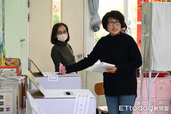 ▲縣長饒慶鈴前往新生國小投票。（圖／記者楊漢聲翻攝）