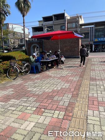 ▲東港警分局要求民眾移除選舉布條             。（圖／記者陳崑福翻攝）