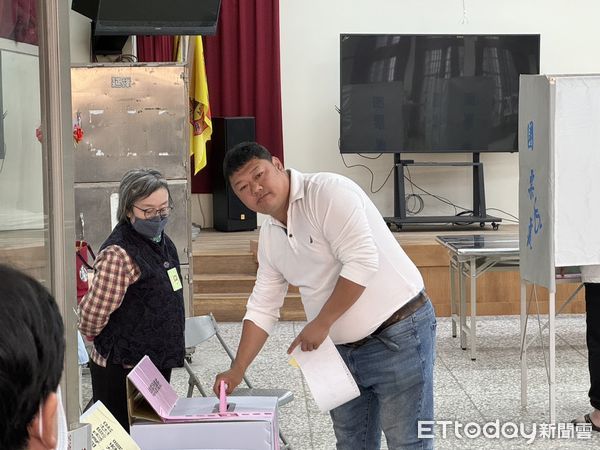 ▲蔡培慧前往投票受訪時，誤向媒體比出自己候選人號次的手勢；對手游顥一早也完成投票。（圖／記者高堂堯翻攝）